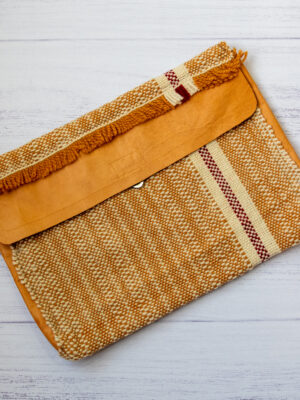 BOLSO NOTEBOOK EN TELAR Y APLICACIÓN DE CUERO ARTESANAL
