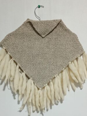 Poncho de Lana de Oveja para Niña – Talla 2 con Aplicaciones en Vellón: Ternura y Abrigo Artesanal