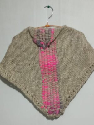 Poncho de Lana de Oveja para Niña – Talla 5 con Aplicaciones en Vellón: Calidez Artesanal y Toque Vibrante