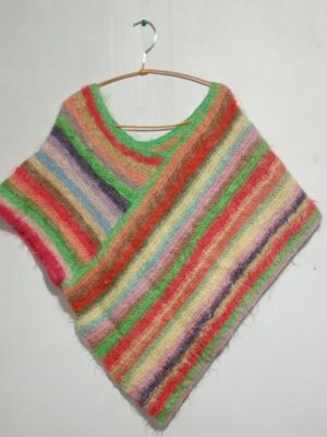 Poncho Sintético Multicolor – Talla M: Alegría y Estilo Vibrante para tus Días