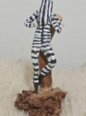 Selk’nam: Figura Artesanal en Madera de Lenga – Un Homenaje a la Patagonia Ancestral