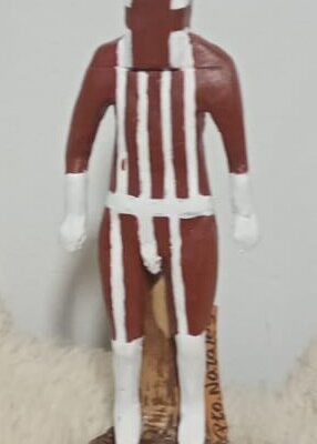 Selk’nam: Figura Artesanal en Madera de Lenga – Homenaje Patagónico