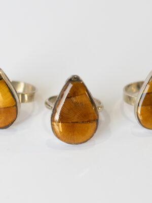 Anillos en plata con madera nativa de calafate en forma de gota