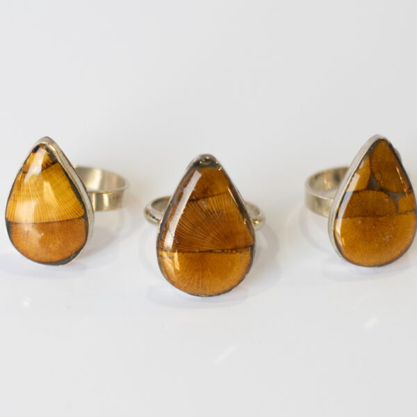 Anillos en plata con madera nativa de calafate en forma de gota