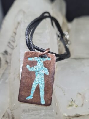 Colgante Artesanal de Cobre y Turquesa: Figura Protectora